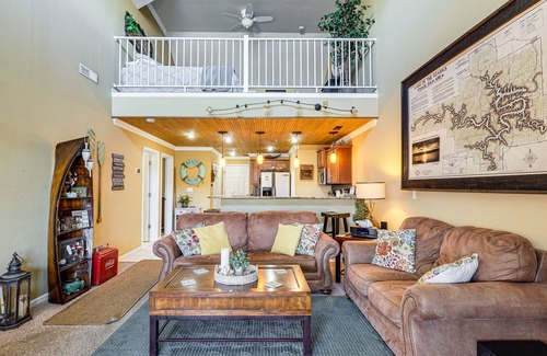 Camdenton Condominio | Lakefront Camdenton Condo: Grill & Community Pool