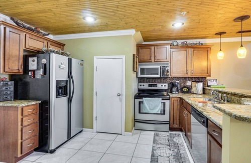Camdenton Condominio | Lakefront Camdenton Condo: Grill & Community Pool