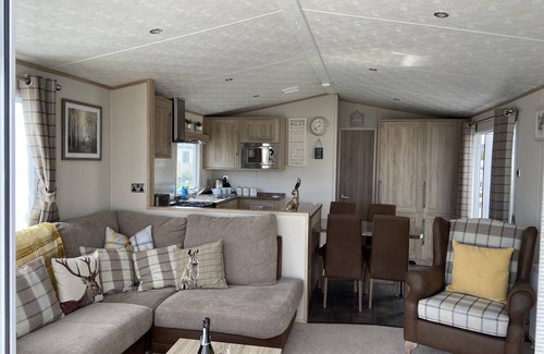 Flookburgh Otro | Lakefront Carnaby Lodge - 3 Bedrooms - Sleeps 6 - Idyllic