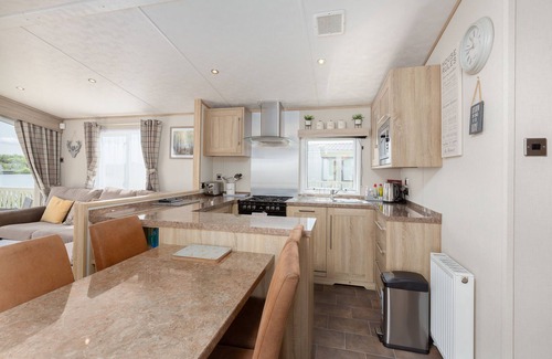 Flookburgh Otro | Lakefront Carnaby Lodge - 3 Bedrooms - Sleeps 6 - Idyllic