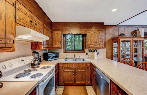 Gouldsboro Chalet De Esquí | Lakefront Chalet on Big Bass Lake - 5 BR Spacious Home on 3 Levels