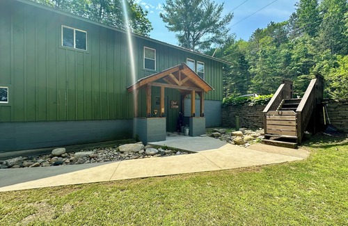 Northville Casa | NEW LISTING - ON THE LAKE! Charming Chic Home. Sleeps 15, Pet-friendly!