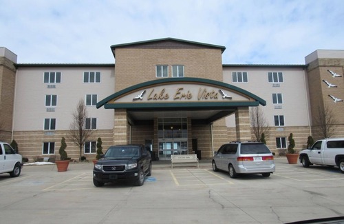 Geneva-on-the-Lake Casa | Lakefront condo --2BR/2Bath Sleeps 4 Private beach and lake front balcony