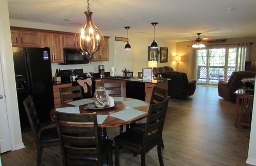 Hollister Condominio | Lakefront Condo A-2 at Vickery Resort by RedAwning