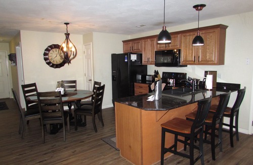 Hollister Condominio | Lakefront Condo A-2 at Vickery Resort by RedAwning