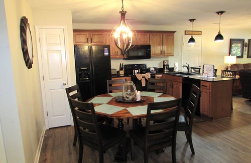 Hollister Condominio | Lakefront Condo A-2 at Vickery Resort by RedAwning