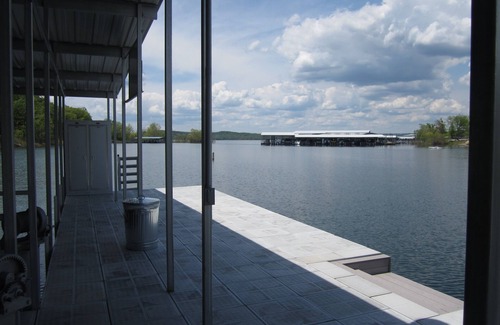 Hollister Condominio | Lakefront Condo A-2 at Vickery Resort by RedAwning