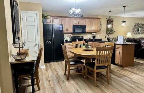 Hollister Apartamento | Lakefront Condo A-3