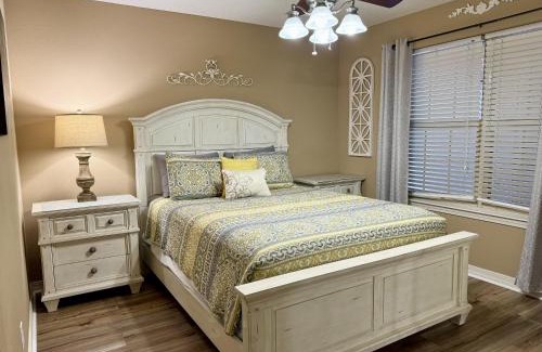 Hollister Apartamento | Lakefront Condo A-3