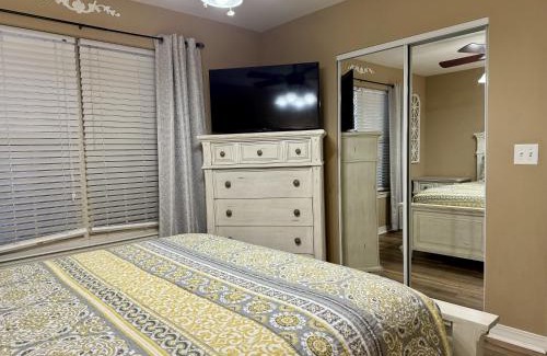 Hollister Apartamento | Lakefront Condo A-3