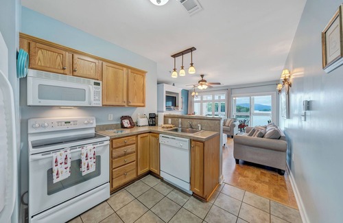 Huddleston Condominio | Lakefront Condo - Awesome View! amenities incl.