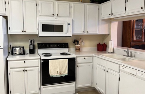 North Naples Condominio | Mayo de 2019 está disponible y el precio solo reducido. Orilla del lago de Nápoles