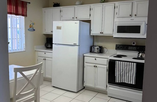 North Naples Condominio | Mayo de 2019 está disponible y el precio solo reducido. Orilla del lago de Nápoles
