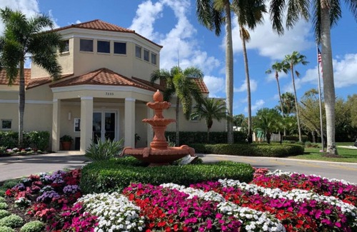 North Naples Condominio | Mayo de 2019 está disponible y el precio solo reducido. Orilla del lago de Nápoles