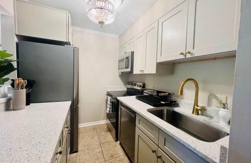 Auburn Casa | Lakefront Condo - King Bed Full Kitchen