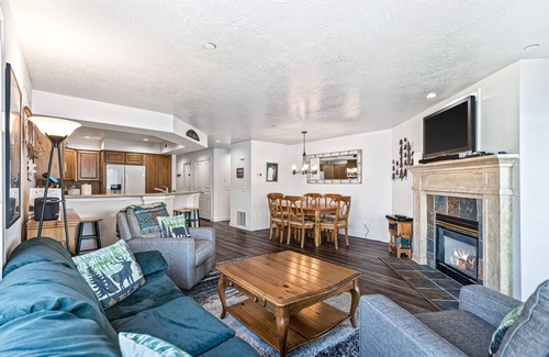 Coeur d'Alene Condominio | Lakefront Condo w/ Stunning Views, Balcony, & Fireplace