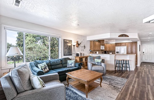 Coeur d'Alene Condominio | Lakefront Condo w/ Stunning Views, Balcony, & Fireplace