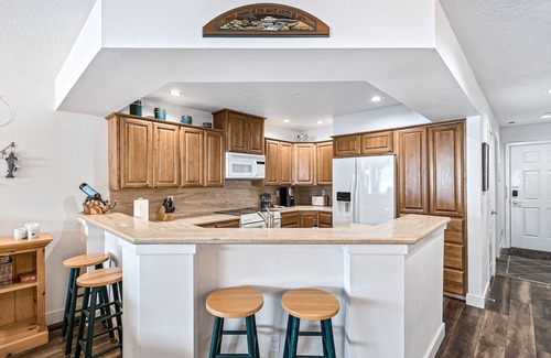 Coeur d'Alene Condominio | Lakefront Condo w/ Stunning Views, Balcony, & Fireplace