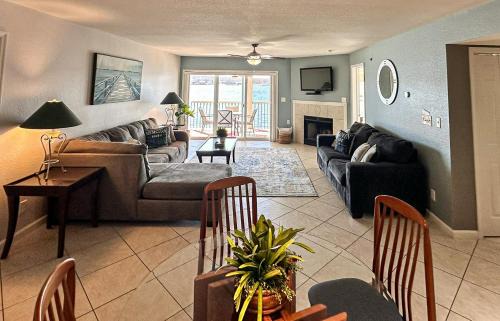 Village of Four Seasons Casa | Lakefront Condo Wdockdeckpools-sleeps 6