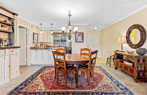 Lake Toxaway Condominio | Lakefront condo with easy access to swimming pool and tennis.