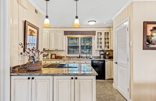Lake Toxaway Condominio | Lakefront condo with easy access to swimming pool and tennis.