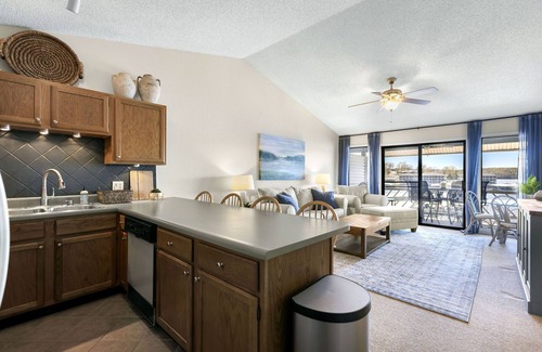 Osage Beach Condominio | Lakefront Condo with breathtaking views of the lake! BOAT SLIP AVAILABLE