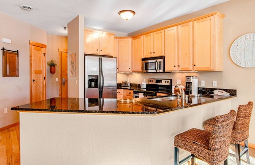 Three Lakes Condominio | Lakefront condo with fireplace, hot tubs, heated pool, tennis, gym, firepit, AC
