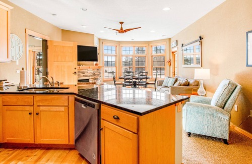 Three Lakes Condominio | Lakefront condo with fireplace, hot tubs, heated pool, tennis, gym, firepit, AC