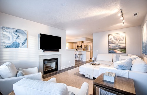 Coeur d'Alene Condominio | Lakefront condo with mountain views, pool, balcony, grill, fireplace, streaming