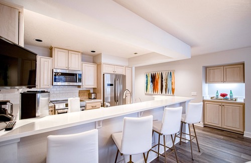 Coeur d'Alene Condominio | Lakefront condo with mountain views, pool, balcony, grill, fireplace, streaming