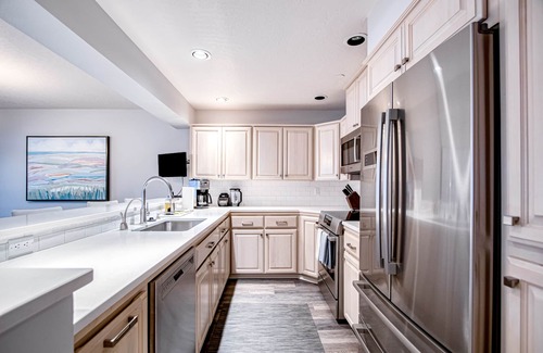 Coeur d'Alene Condominio | Lakefront condo with mountain views, pool, balcony, grill, fireplace, streaming