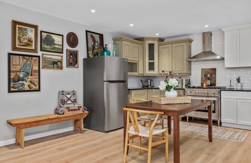 Middletown Cabaña | Lakefront Cottage 10 min to Legoland Farmstay