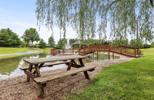 Middletown Cabaña | Lakefront Cottage 10 min to Legoland Farmstay