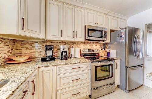 Springwater Cabaña | Lakefront cottage 15 min away from Wasaga Beach