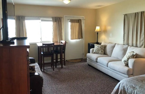 Cayuga Casa | Lakefront cottage at Lockview Marina