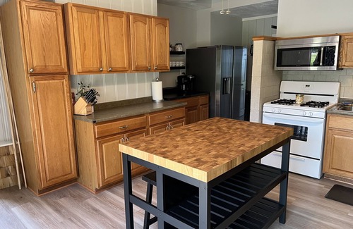 Geneva Casa | Lakefront Cottage BOOK 3 nights in 2025 get 4th free. Must msg for discount.