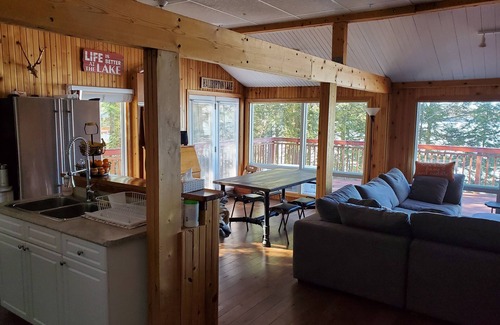 Eagle Lake Cabaña | Lakefront Cottage on Scenic Haliburton Lake - A Perfect Getaway!