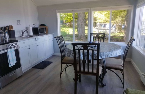 Wellington Cabaña | LAKEFRONT COTTAGE #1 - PRINCE EDWARD COUNTY - LAKE CONSECON RESORT