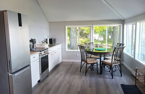 Wellington Cabaña | LAKEFRONT COTTAGE #1 - PRINCE EDWARD COUNTY - LAKE CONSECON RESORT