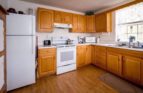 Topton Cabina | Lakefront Cottage - Spacious House w/ Private Dock on Lake Nantahala