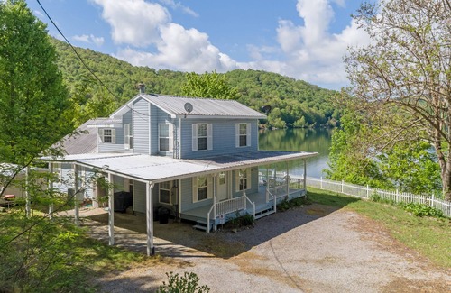 Topton Cabina | Lakefront Cottage - Spacious House w/ Private Dock on Lake Nantahala