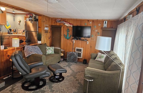 Houghton Lake Cabaña | Lakefront Cottage, ideal para familias, cerca de todo, pero lejos de todo
