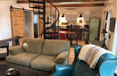 Lincolnville Cabina | Lakefront Cottage | Panoramic Nature & Water Views