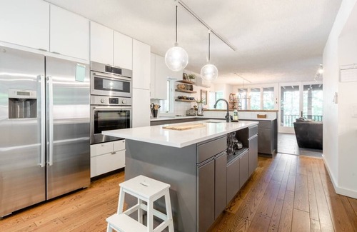 Pocono Pines Cabaña | Lakefront cottage with a private beach and dock