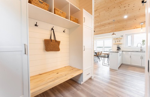 Manitoba Cabaña | LAKEFRONT COTTAGE WITH GREAT VIEWS, FULL KITCHEN, & STARLINK Wi-Fi
