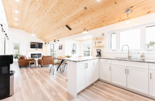 Manitoba Cabaña | LAKEFRONT COTTAGE WITH GREAT VIEWS, FULL KITCHEN, & STARLINK Wi-Fi
