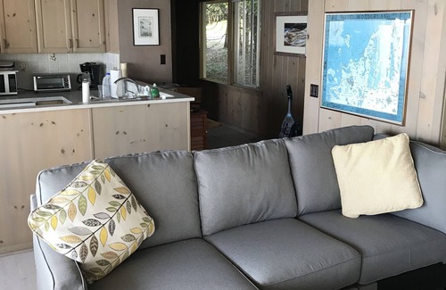 Lake Township Casa | Lakefront Cottage actualizado con 100 'Sandy Beach en Crystal Lake