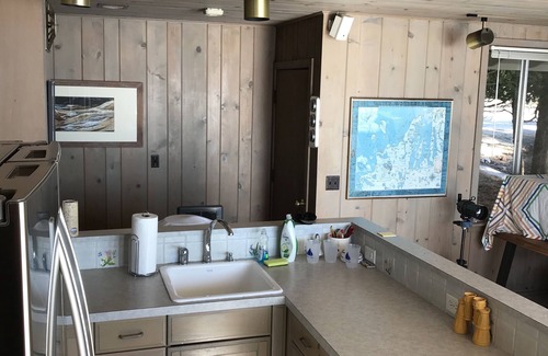 Lake Township Casa | Lakefront Cottage actualizado con 100 'Sandy Beach en Crystal Lake