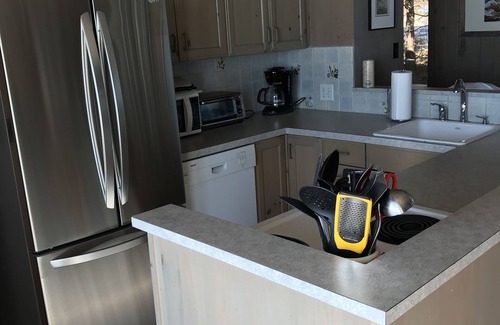 Lake Township Casa | Lakefront Cottage actualizado con 100 'Sandy Beach en Crystal Lake
