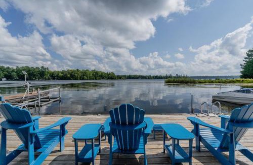 Bobcaygeon Casa | Lakefront cottage with golf area BBQ pool table